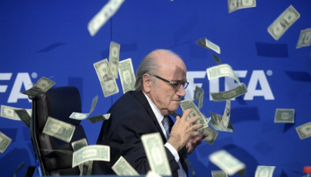 VIDEO: Chủ tịch Sepp Blatter bị ném tiền vào người trong buổi họp báo
