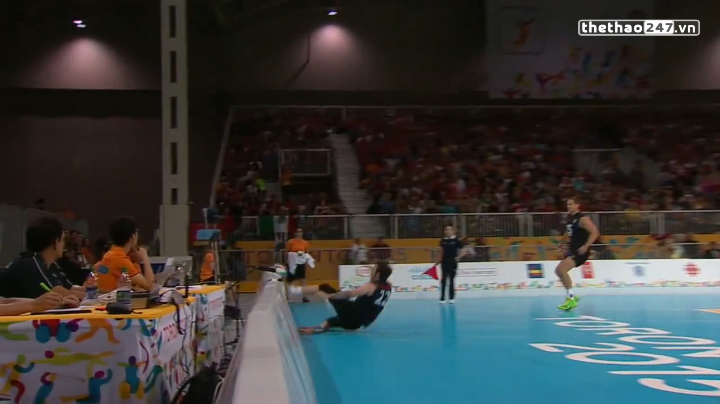 VIDEO: Tình huống dùng chân cứu thua tuyệt đẹp ở môn bóng chuyền