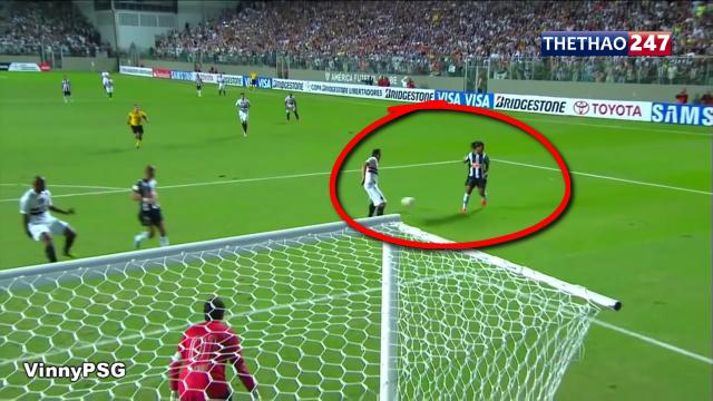 VIDEO: Kỹ năng chuyền bóng không cần nhìn khiến fan nữ phát cuồng vì Ronaldinho