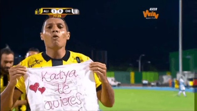 VIDEO: Màn cầu hôn vô cùng lãng mạn qua sóng truyền hình của cầu thủ Colombia