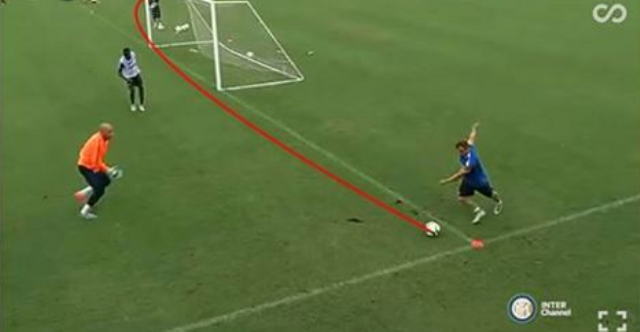 VIDEO: Pha bứt tốc ghi bàn ở góc siêu hẹp của 'Messi Thụy Sỹ'