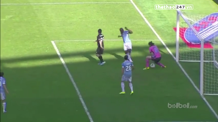 VIDEO: Pha phối hợp hoàn hảo giữa hậu vệ và thủ môn để... đốt lưới nhà