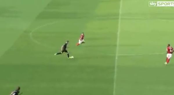 VIDEO: Sao trẻ Chelsea lập siêu phẩm solo ghi bàn từ giữa sân