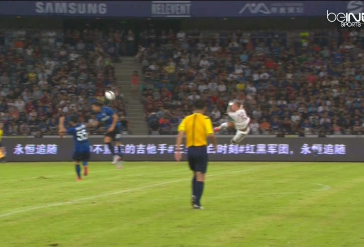 VIDEO: Siêu phẩm volley ngoài vòng cấm của Philippe Mexes vào lưới Inter