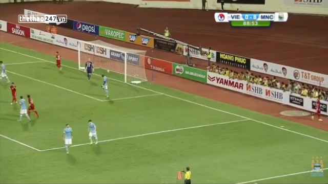 VIDEO: Tình huống Công Phượng cố tình sút bóng vào lưới Man City dù không hợp lệ