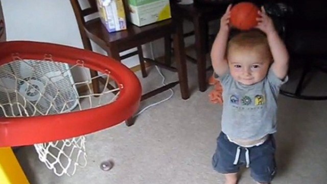 VIDEO: Khả năng ném bóng siêu đẳng của 'thần đồng bóng rổ 2 tuổi'