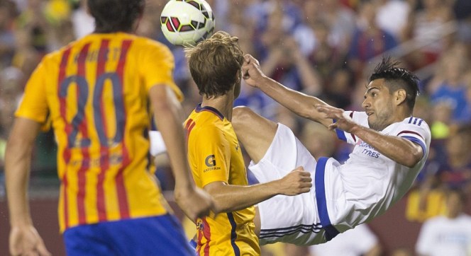 VIDEO: Pha bóng ngả bàn đèn thảm họa của Falcao ở trận gặp Barcelona