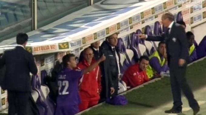 VIDEO: HLV Fiorentina bị sa thải vì đánh nhau túi bụi với học trò
