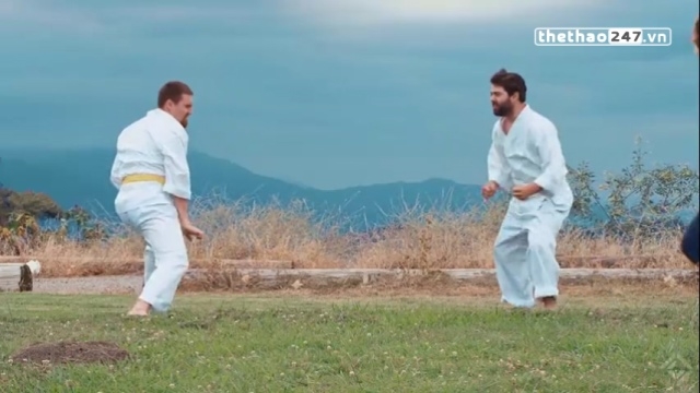 VIDEO: Trận đấu karate siêu hài hước của 2 võ sĩ khi thấy người đẹp