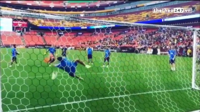 VIDEO: Suarez cản phá penalty thành công khi sắm vai thủ môn trong buổi tập