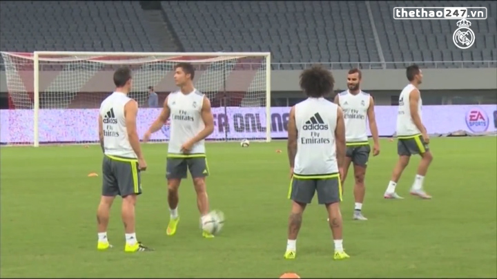 VIDEO: Ronaldo chuyền bóng cực dị trong buổi tập tại Thượng Hải