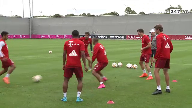 VIDEO: Arturo Vidal bị xâu kim ngay buổi tập đầu tiên cùng Bayern