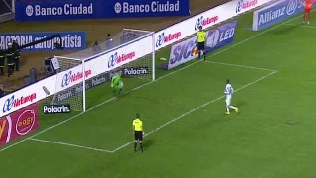 VIDEO: Pha sút pen theo kiểu panenka thảm họa của cầu thủ Malaga