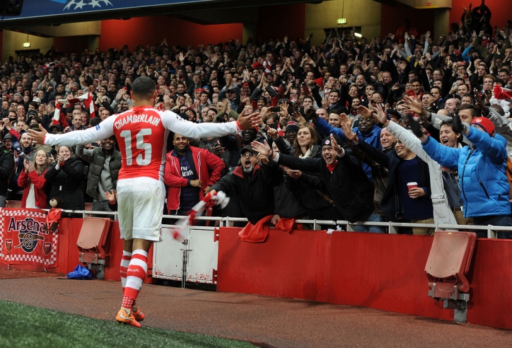 VIDEO: Chamberlain dứt điểm gọn gàng mở tỉ số cho Arsenal