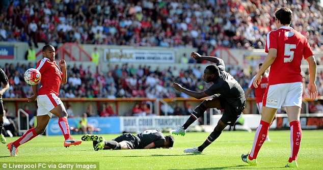 VIDEO: Benteke lập siêu phẩm volley ra mắt Liverpool