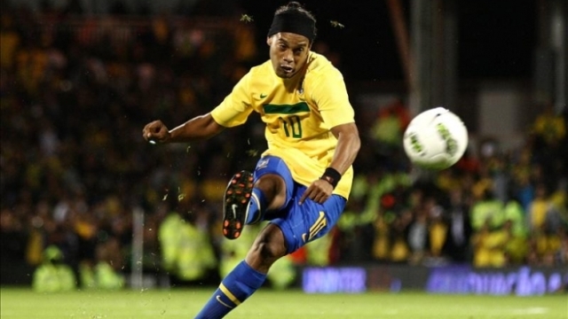 VIDEO: Ronaldinho sút phạt cực hay trong buổi tập