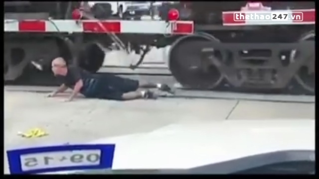 VIDEO: Anh chàng liều lĩnh chui qua gầm tàu hỏa đang chạy