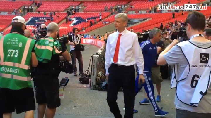 VIDEO: Mourinho và Arsene Wenger 'không thèm nhìn mặt nhau' sau Siêu cúp Anh