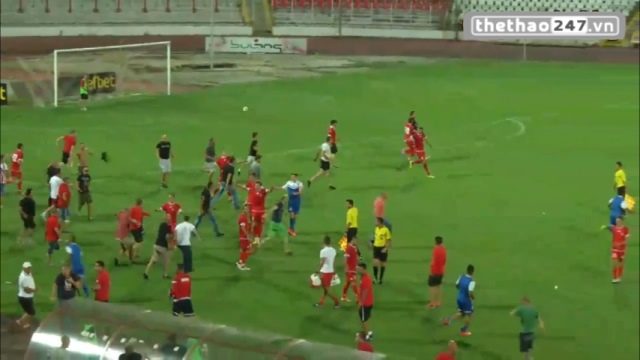 VIDEO: Sau va chạm CĐV lao vào sân đuổi đánh cầu thủ đối phương
