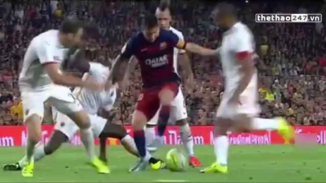 VIDEO: Pha xử lý khéo léo của Messi trong vòng vây 5 cầu thủ Roma