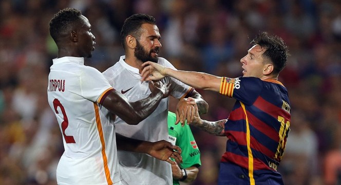 VIDEO: Messi suýt tẩn nhau với đối phương ở trận giao hữu Barca - Roma