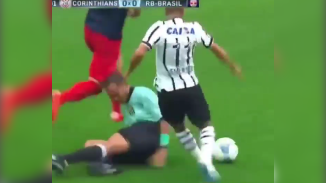 VIDEO: Trọng tài trả giá vì lỡ cản hướng lừa bóng của cầu thủ tại Brazil