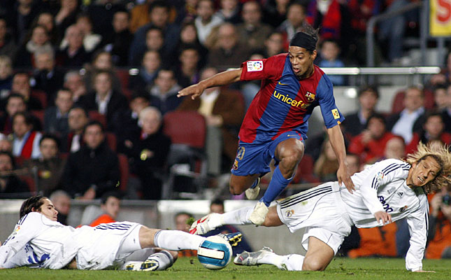 VIDEO: Xem Ronaldinho từng hành hạ các danh thủ nổi tiếng như thế nào