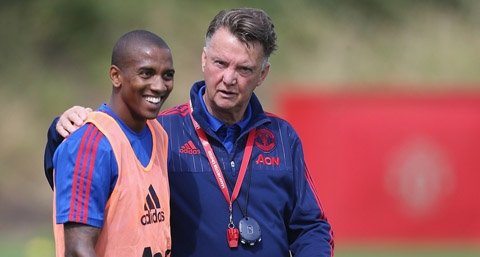 Ashley Young chính thức ký gia hạn với M.U