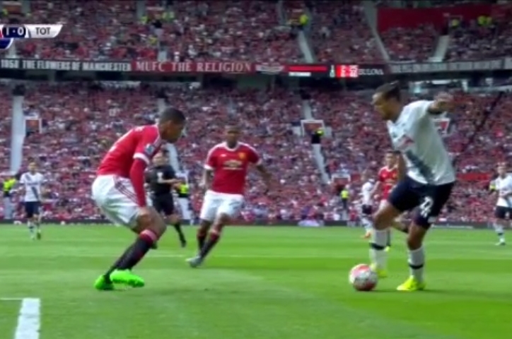 VIDEO: Pha cắt bóng đẳng cấp của Smalling cứu nguy cho Man Utd