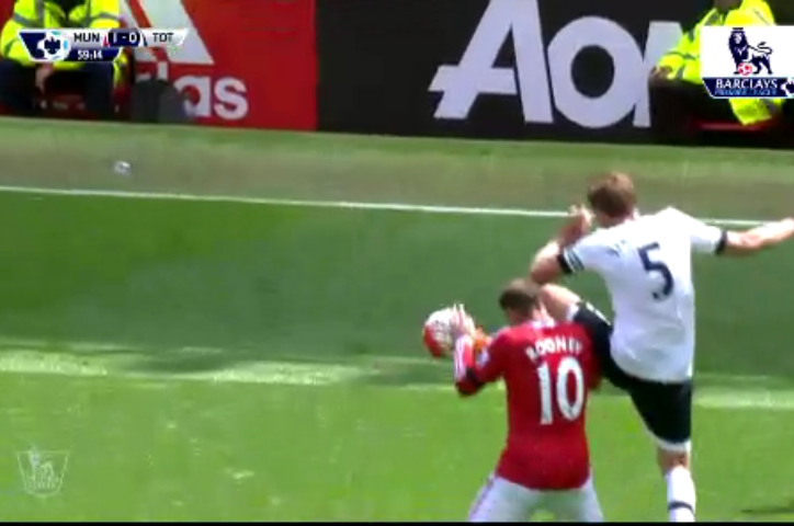VIDEO: Rooney lĩnh trọn cú đá của đối thủ vào đầu