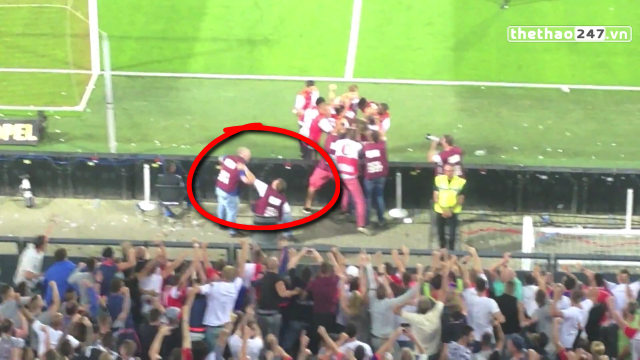 VIDEO: Phóng viên đánh nhau vì bàn thắng của cựu tiền đạo Liverpool