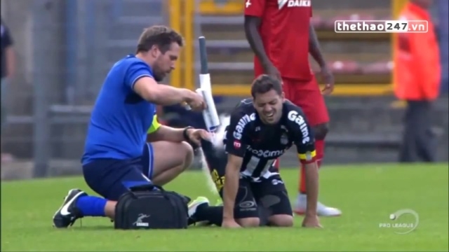 VIDEO: Cầu thủ đau quằn quại vì chấn thương chỗ hiểm