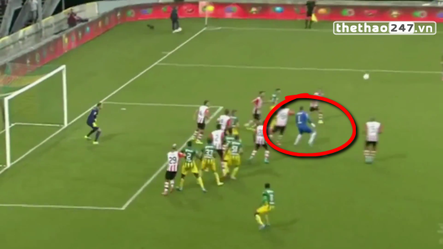 VIDEO: Thủ môn Đan Mạch tái hiện siêu phẩm đánh gót ghi bàn của Ibrahimovic