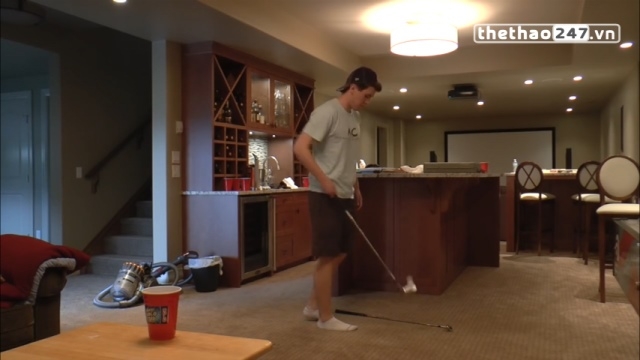 VIDEO: Cao thủ dùng gậy chơi golf tâng bóng vào cốc