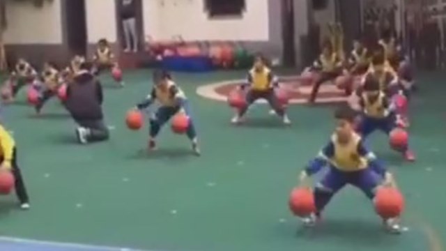 VIDEO: Màn đồng diễn với bóng độc đáo của các VĐV nhí