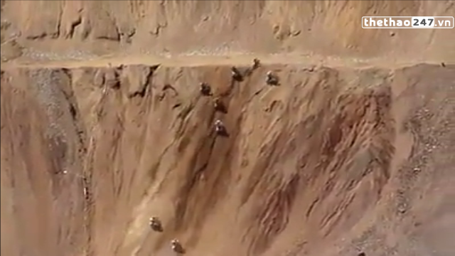 VIDEO: Màn leo dốc thẳng đứng đáng kinh ngạc của các tay đua mô tô