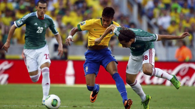 VIDEO: Những pha đi bóng như chọc tức đối phương của Neymar