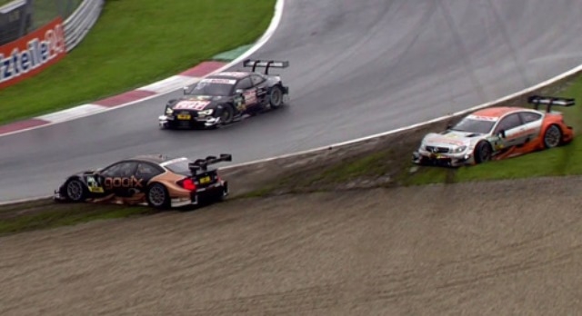 VIDEO: Cách để loại bỏ cùng lúc 2 đối thủ trên đường đua