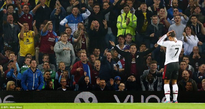 VIDEO: Depay sút bóng ra ngoài đầy khó tin khi đối mặt thủ môn Aston Villa