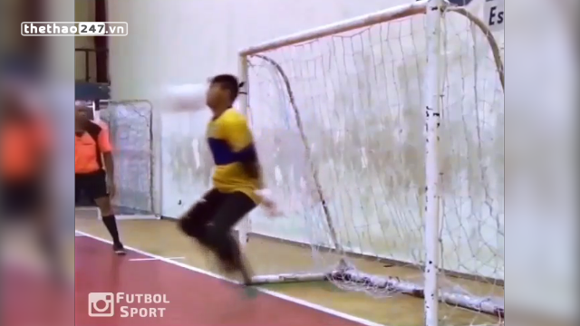 VIDEO: Pha cản phá penalty bằng mặt gây sốc của thủ môn futsal