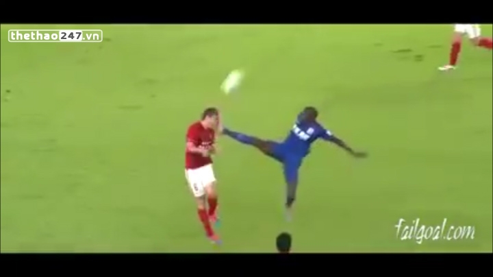 VIDEO: Pha kungfu thẳng vào mặt đối phương của Demba Ba