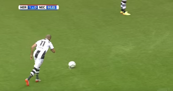 VIDEO: Sao trẻ Hà Lan tái hiện hoàn hảo tuyệt chiêu sút phạt Knuckle-Ball của Ronaldo