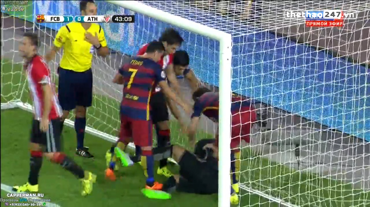 VIDEO: Cầu thủ Barcelona 'vật nhau' với thủ môn Bilbao sau bàn thắng của Messi