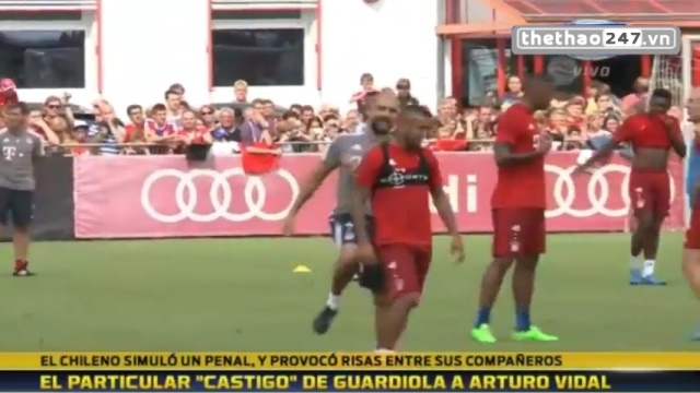 VIDEO: Pep Guardiola vào sân lên gối với Vidal trên sân tập của Bayern