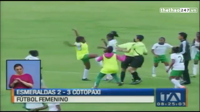 VIDEO: Cầu thủ nữ và trọng tài đại chiến ở giải VĐQG Ecuador