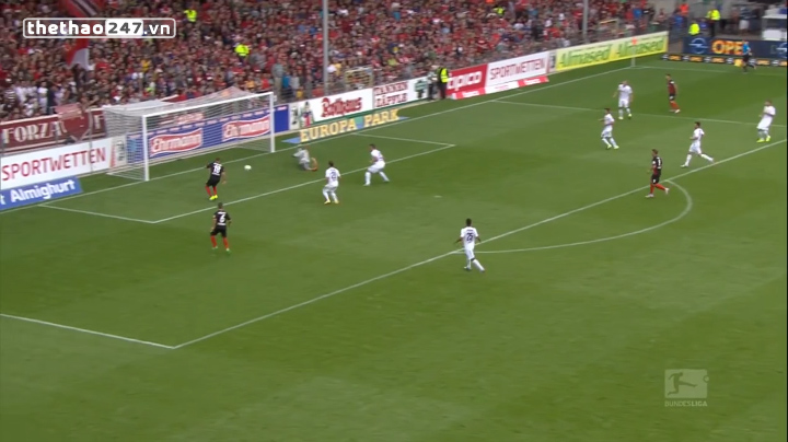 VIDEO: Pha chuyển hóa bàn thắng thành cơ hội không tưởng ở giải hạng 2 Đức