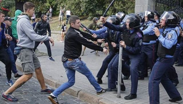 VIDEO: Bạo loạn căng thẳng trước trận đấu Play-off Europa League