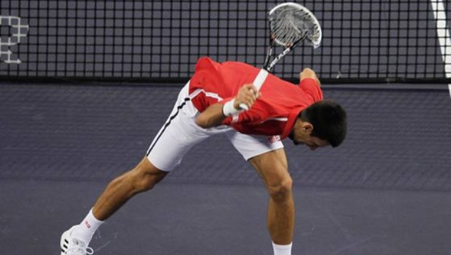 VIDEO: Djokovic không giữ được bình tĩnh đập gãy vợt sau khi để mất điểm