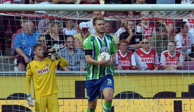 VIDEO: Xem Lord Bendtner ghi bàn thắng dễ dàng nhất trong sự nghiệp