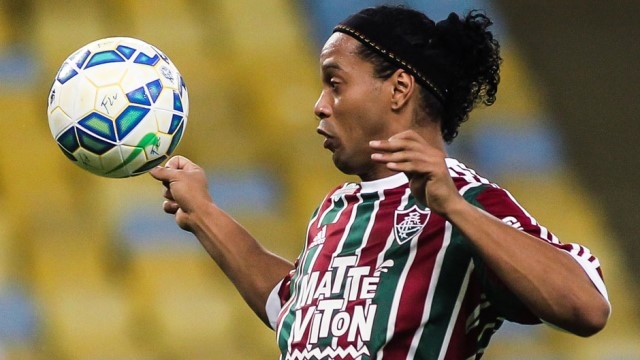 VIDEO: Ronaldinho ngẫu hứng kiến tạo bằng ngực cho đồng đội